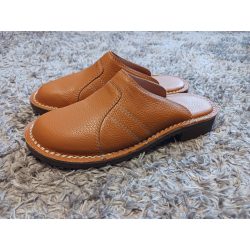 Karamell színű  bőr papucs
